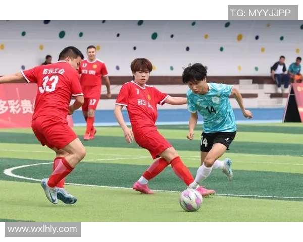 足球明星在赛场拼搏后的疲惫瞬间展现出他们不为人知的辛苦与努力 足球明星在赛场拼搏后的疲惫瞬间展现出他们不为人知的辛苦与努力