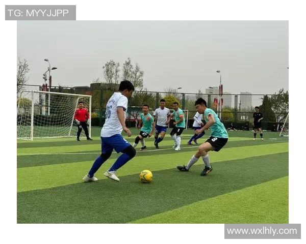 大学足球明星展现青春风采穿越球场激情与梦想交织的瞬间